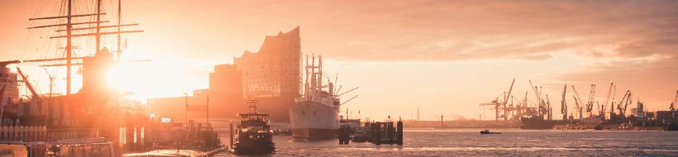 Hamburger Hafen und Skyline mit Elbphilharmonie