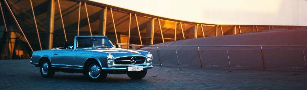 Mercedes Oldtimer vor dem Mercedes Museum in Stuttgart